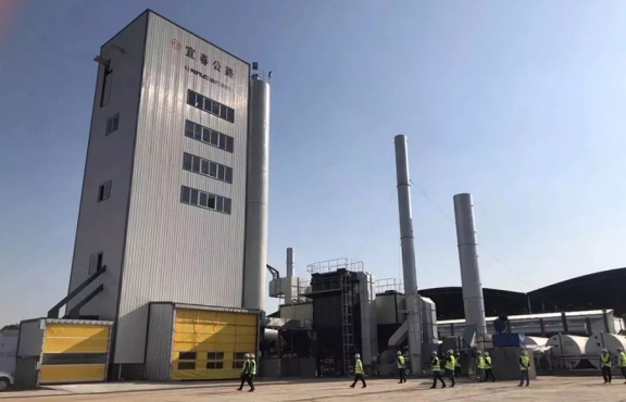 2018年10月12日，來自全國各地的筑養(yǎng)路行業(yè)專家、高校科研學(xué)者等150余人，蒞臨豐城綜合養(yǎng)護(hù)中心，現(xiàn)場觀摩全環(huán)保瀝青攪拌設(shè)備及各類環(huán)保裝置。