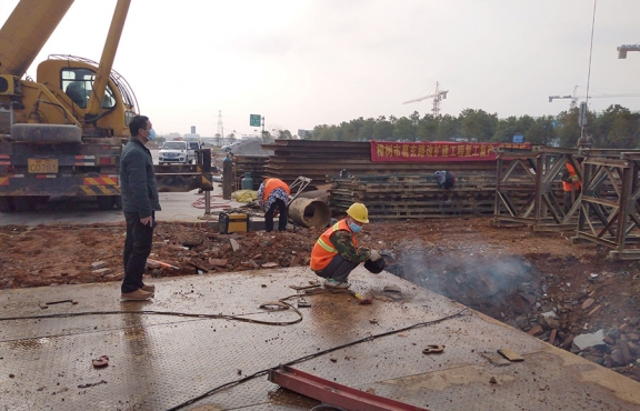 嚴(yán)抓復(fù)工后的疫情防控工作。圖為2020年2月24日樟樹(shù)葛玄路臺(tái)埠中橋便道鋼便橋施工現(xiàn)場(chǎng)